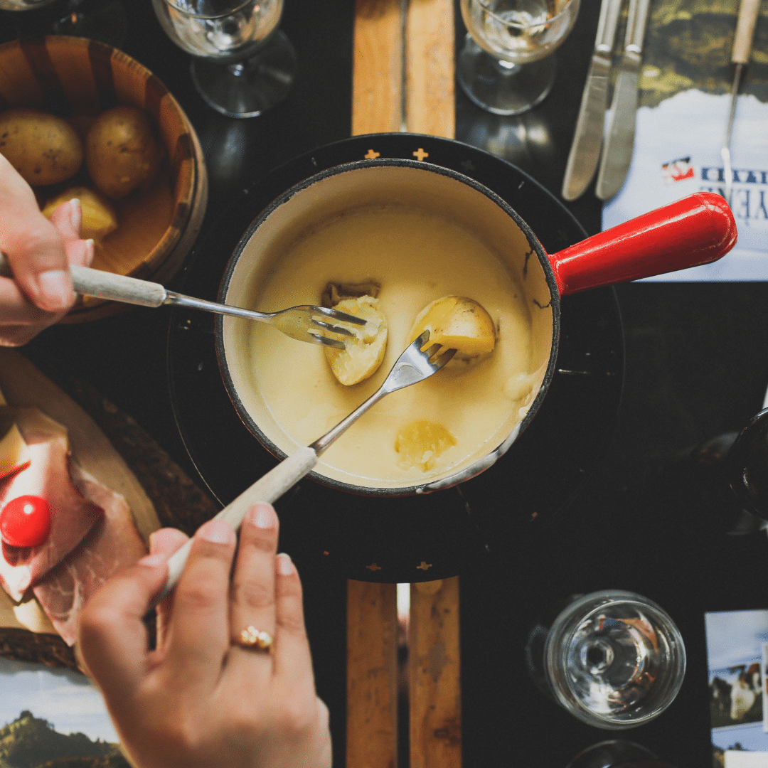 Klassieke Zwitserse kaasfondue Emmentaler, Gruyere en Appenzeller