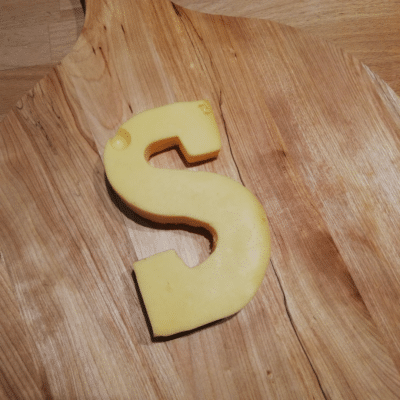 Kaasletter S uitgesneden uit kaas