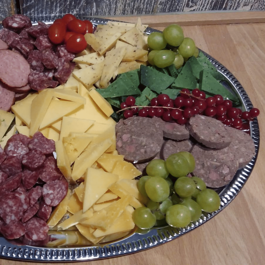 Hapjesschaal kaas, vlees, worst, druiven, tomaatjes